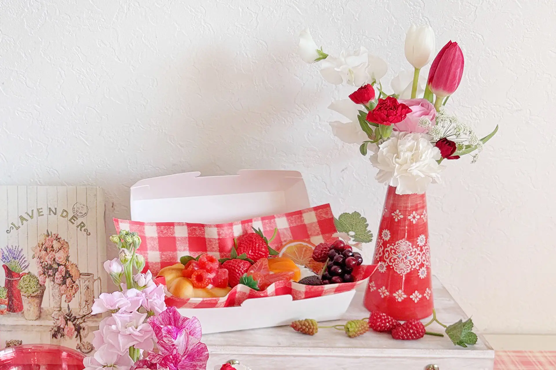 スイーツとお花でティータイムも充実